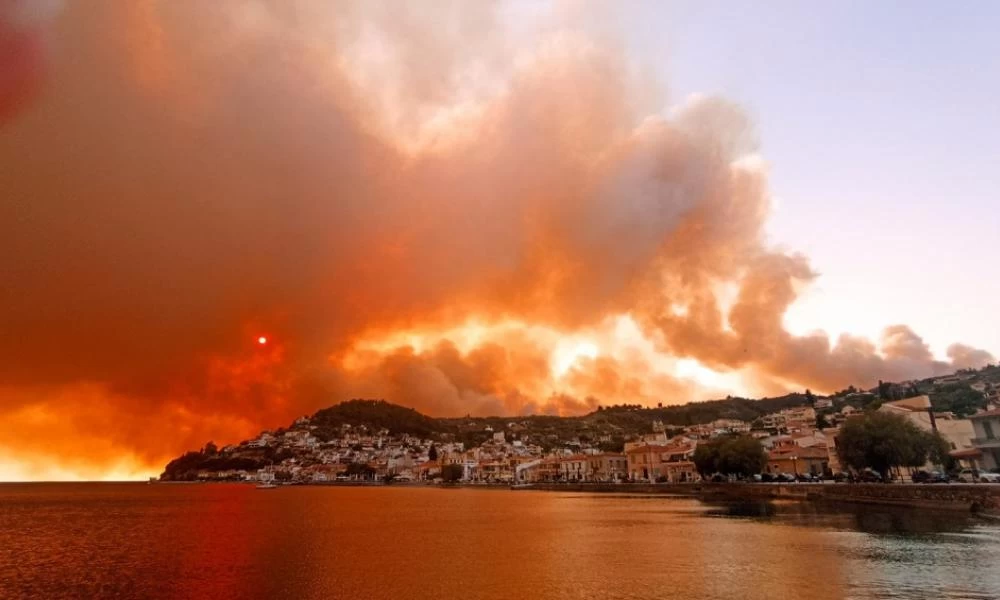 Φωτιές στην Ελλάδα: Οι καπνοί έφτασαν στην Κρήτη